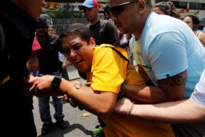 Diputado José Manuel Olivares herido/ Foto Reuters
