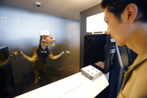El hotel japonés Henn na es manejado casi en su totalidad por robots. La recepcionista de habla japonesa tiene forma femenina, mientras que el de habla inglesa es un dinosaurio.