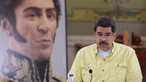 El ministro de Economía, Luis Salas, leyó el decreto del Gobierno venezolano en la televisión oficial