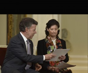 Durante una ceremonia en el Palacio Narino de Bogotá, el presidente colombiano habla con Natalia Ponce, víctima de un ataque con ácido.