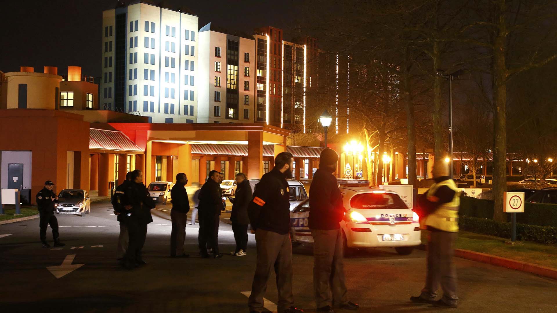 Al individuo le incautaron dos armas y cartuchos de balas durante un control de seguridad en un hotel del parque