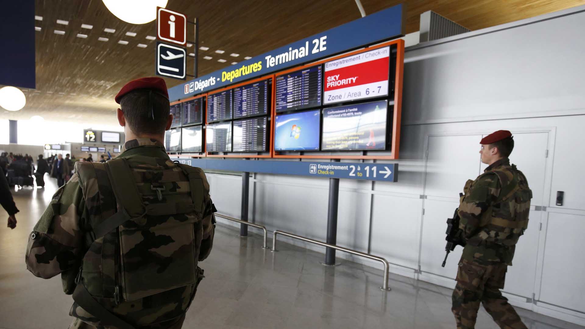 Tras los ataques terroristas en Bruselas las estaciones ferroviarias y aéreas permanecen bajo controles de seguridad