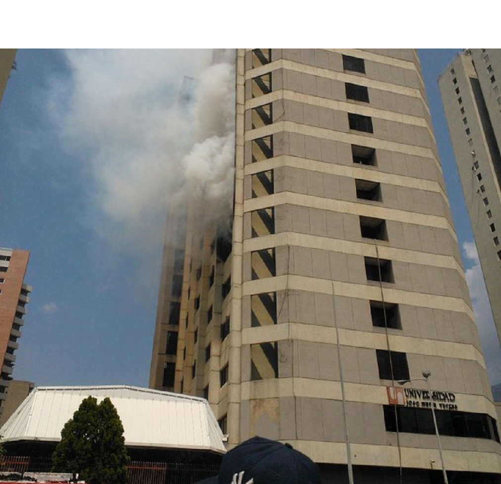 En horas de la mañana usuarios de Twitter reportaron un incendio en la Universida José María Vargas en el este de Caracas