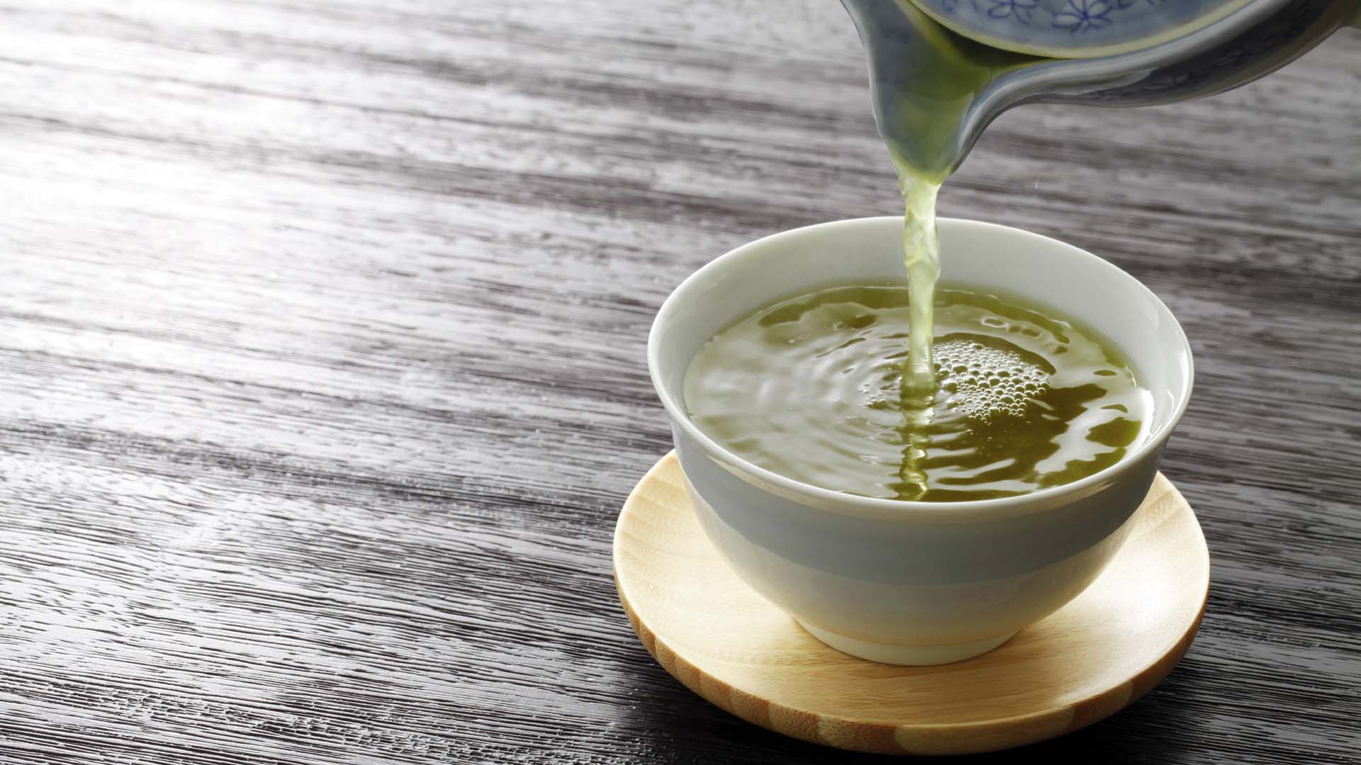 Las mejores opciones son el té verde, té de eucalipto e infusiones de limón con miel