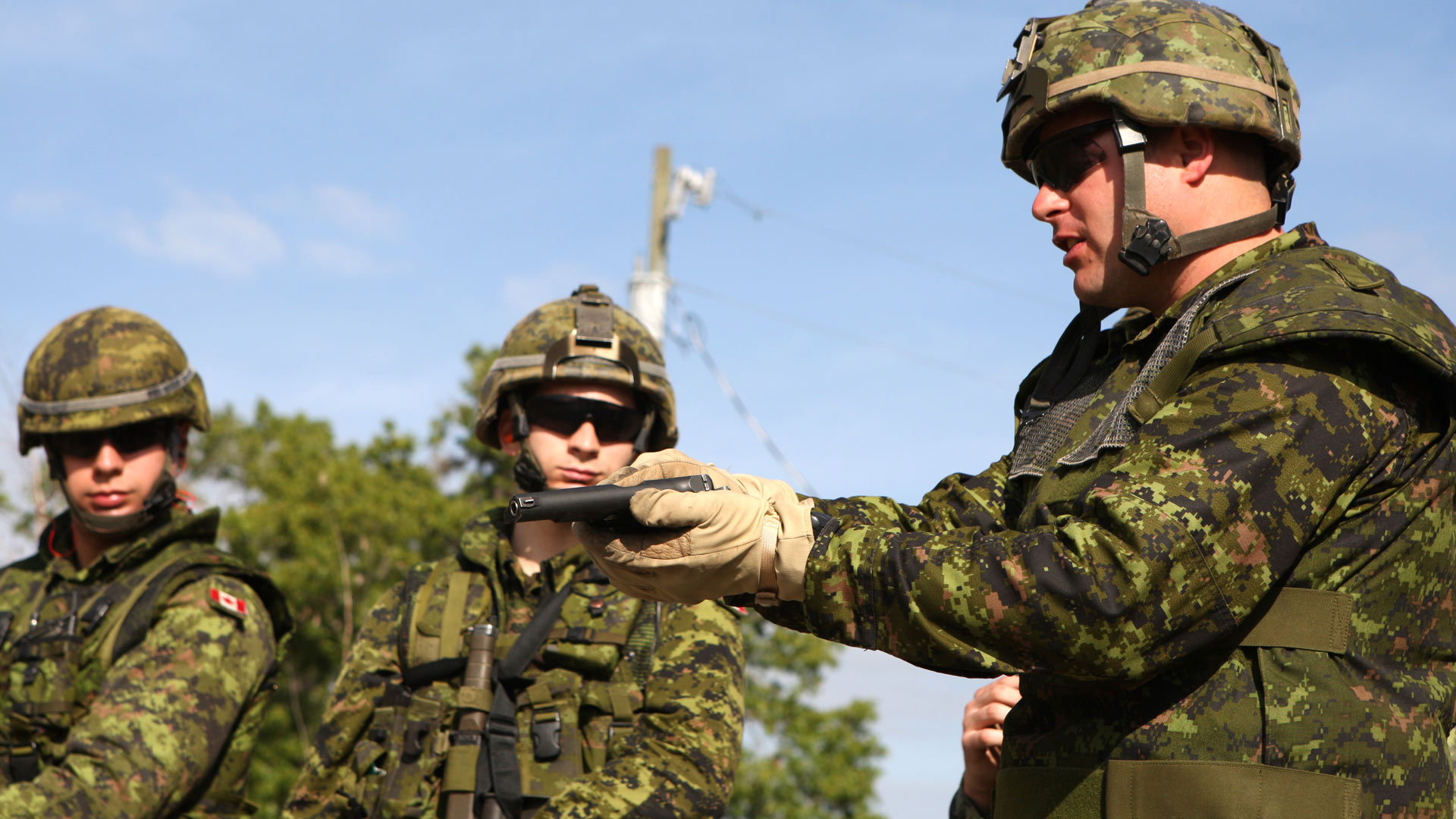 El joven se enlistó en un centro de reclutamiento del Ejército canadiense para atacar a militares