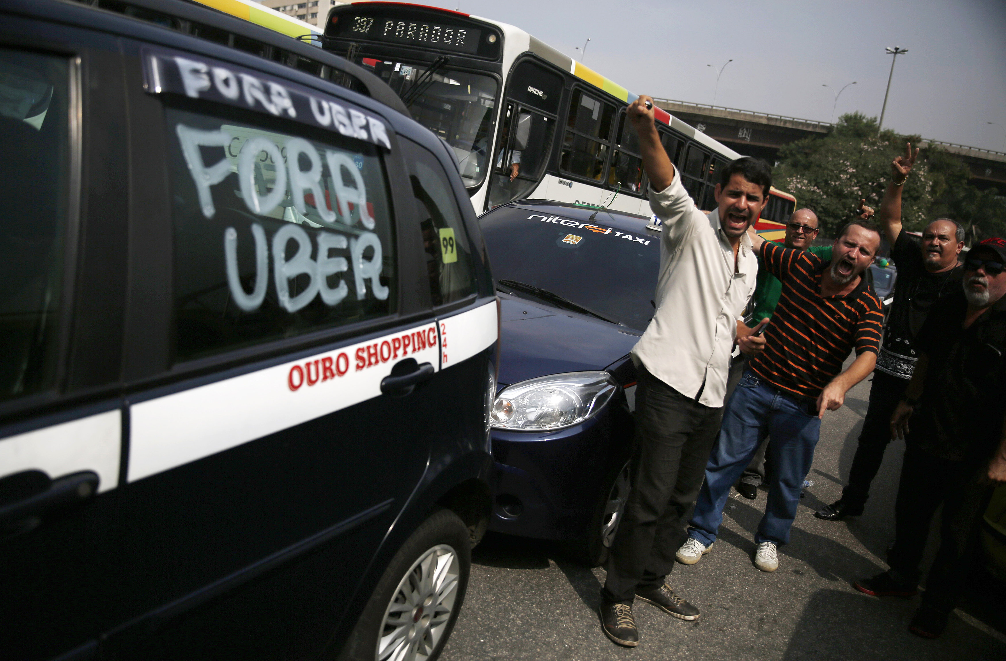 Los conductores de Río de Janerio trancaron las calles de la ciudad gritando consignas como "fuera Uber"