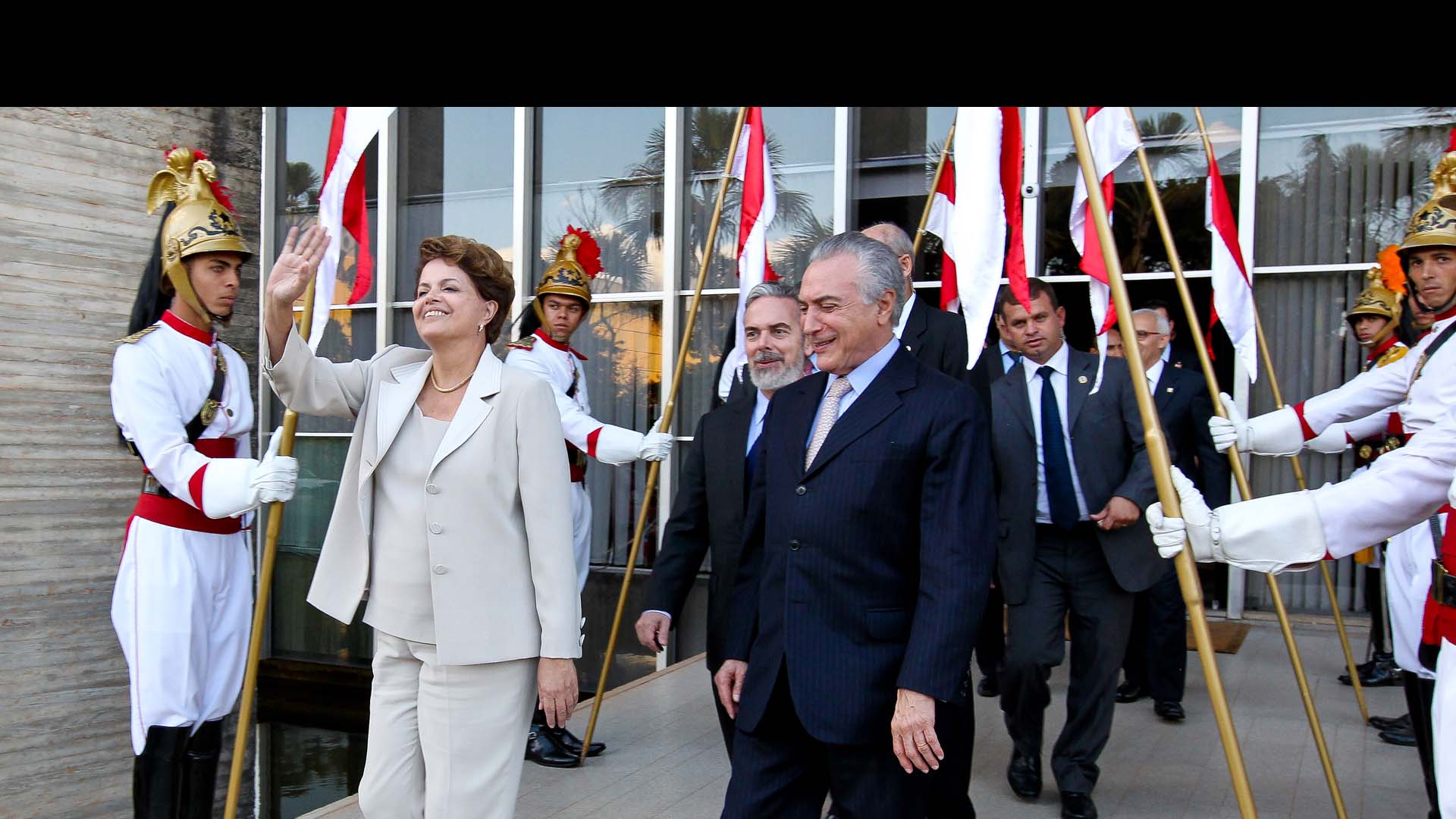 Al igual que Rousseff se le acusa de infracciones político-administrativas para maquillar la situación económica del país