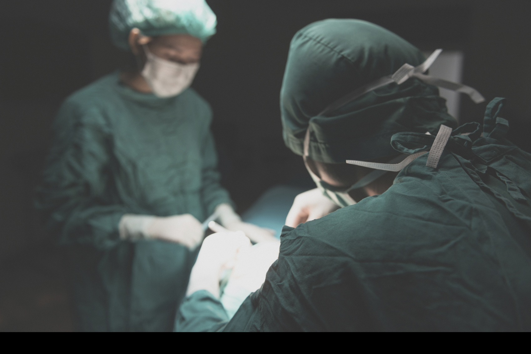 Durante una intervención quirúrgica los doctores se vieron forzados a utilizar las linternas de sus celulares por motivos electricos