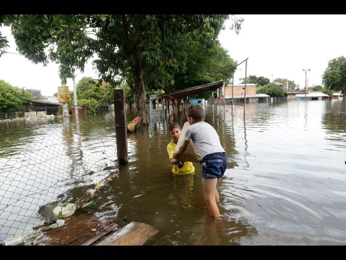 Miles de personas han sido evacuadas debido a las inundaciones que afectan el noreste del país