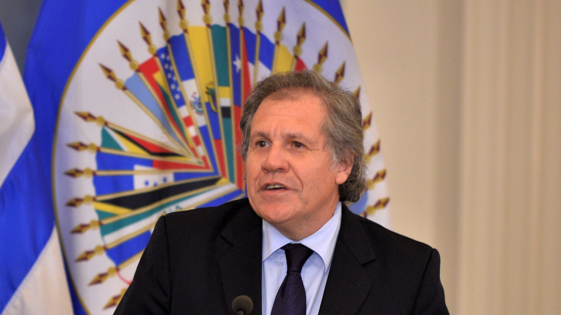 El secretario general de la Organización de Estados Americanos, Luis Almagro, convocó a una reunión para discutir y analizar la situación en el país