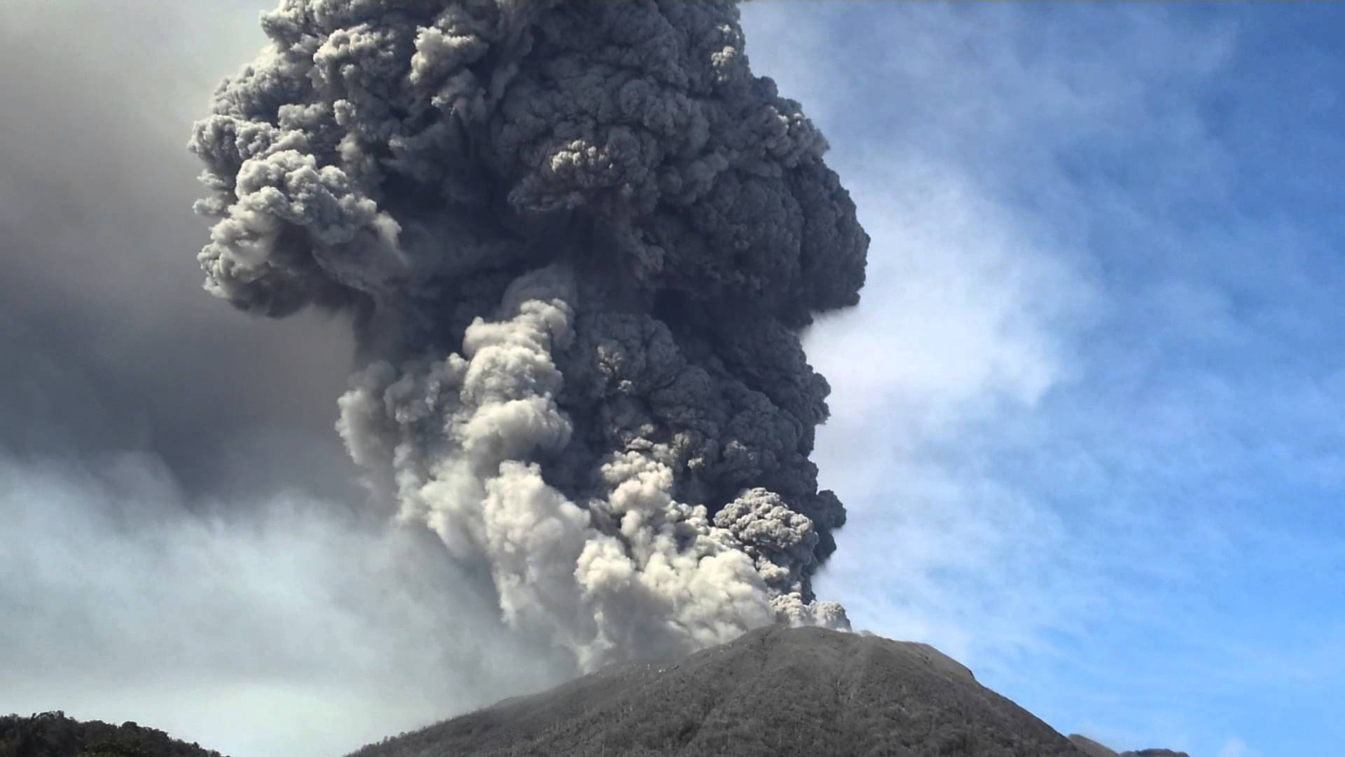 Volcán Turrialba hizo erupciones