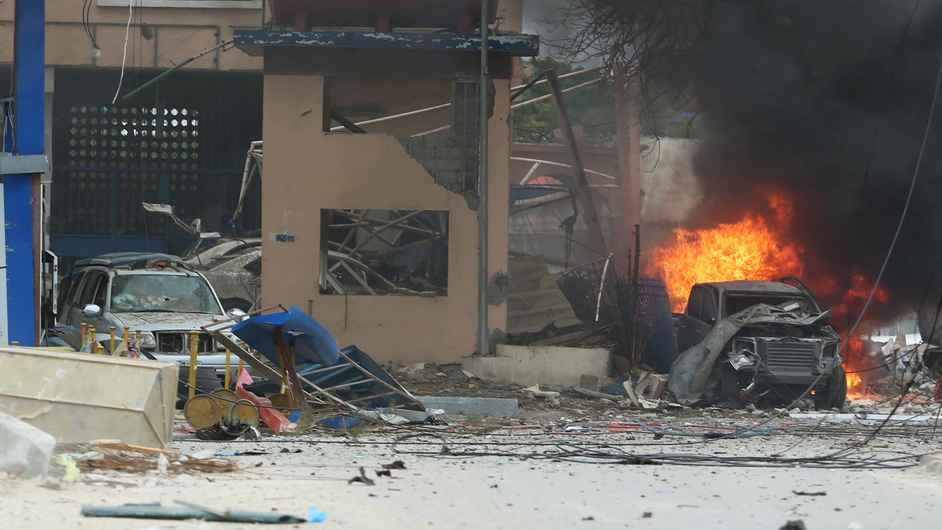 Los responsables fueron atacantes del grupo islamista Al Shabaab. Al menos 20 personas resultaron heridas de gravedad