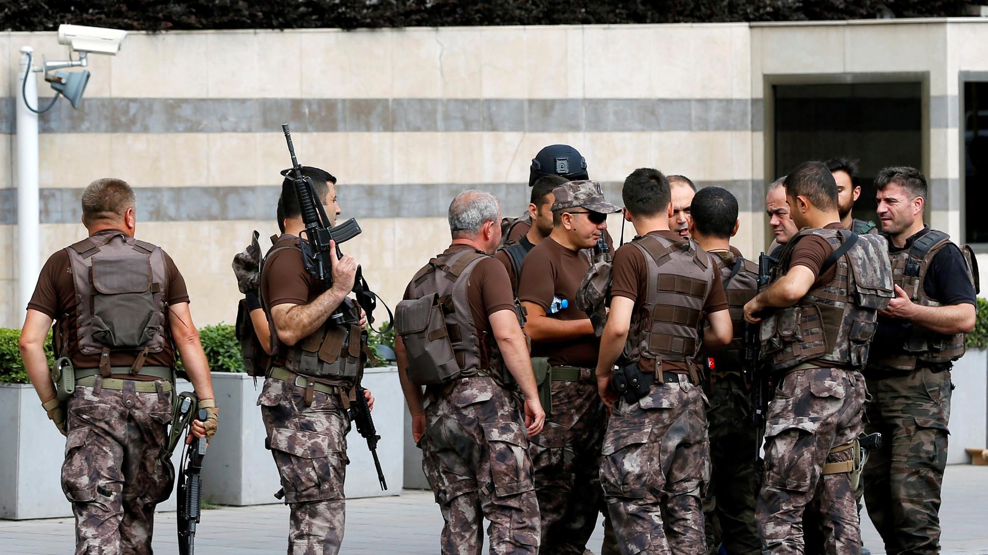 Las fuerzas de seguridad de Turquía han efectuado más de 6 mil arrestos y más de 10 mil despidos, desde el fin de semana