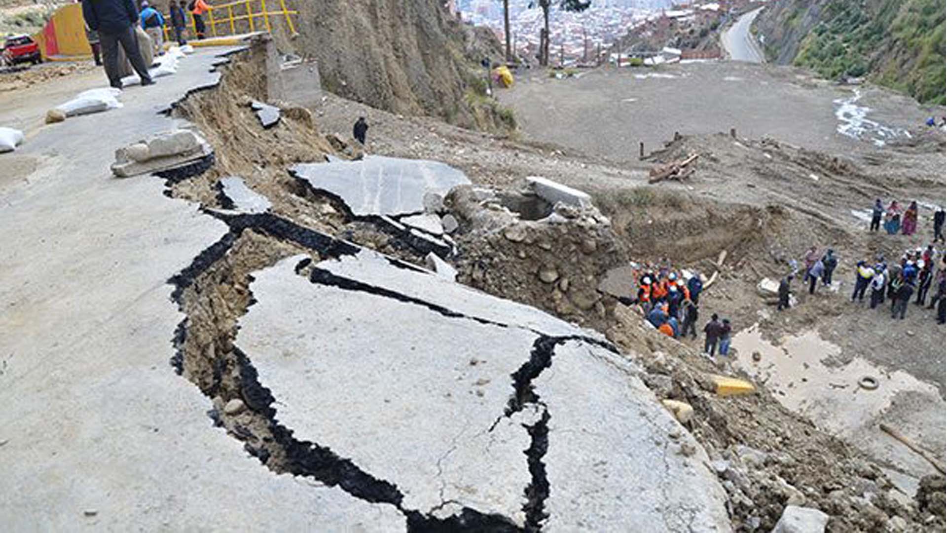 200 toneladas de tierra cayeron sobre un vehículo que transitaba en la carretera Niño Kollo