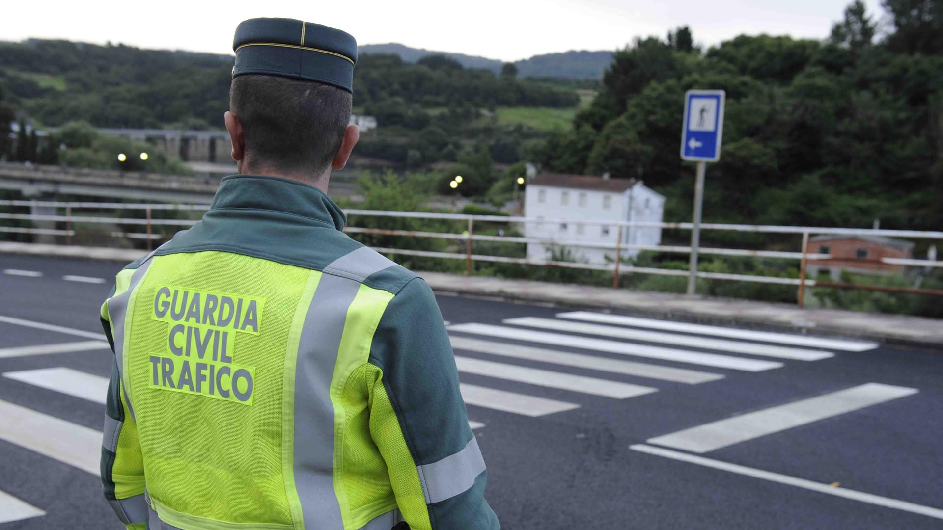 La Guardia Civil española más allá de imponer multas trata de concientizar a la población