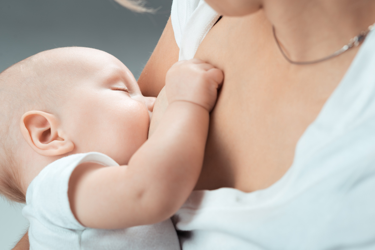De acuerdo con los especialistas la malnutrición de las madres tiende a afectar la leche que le provee al infante