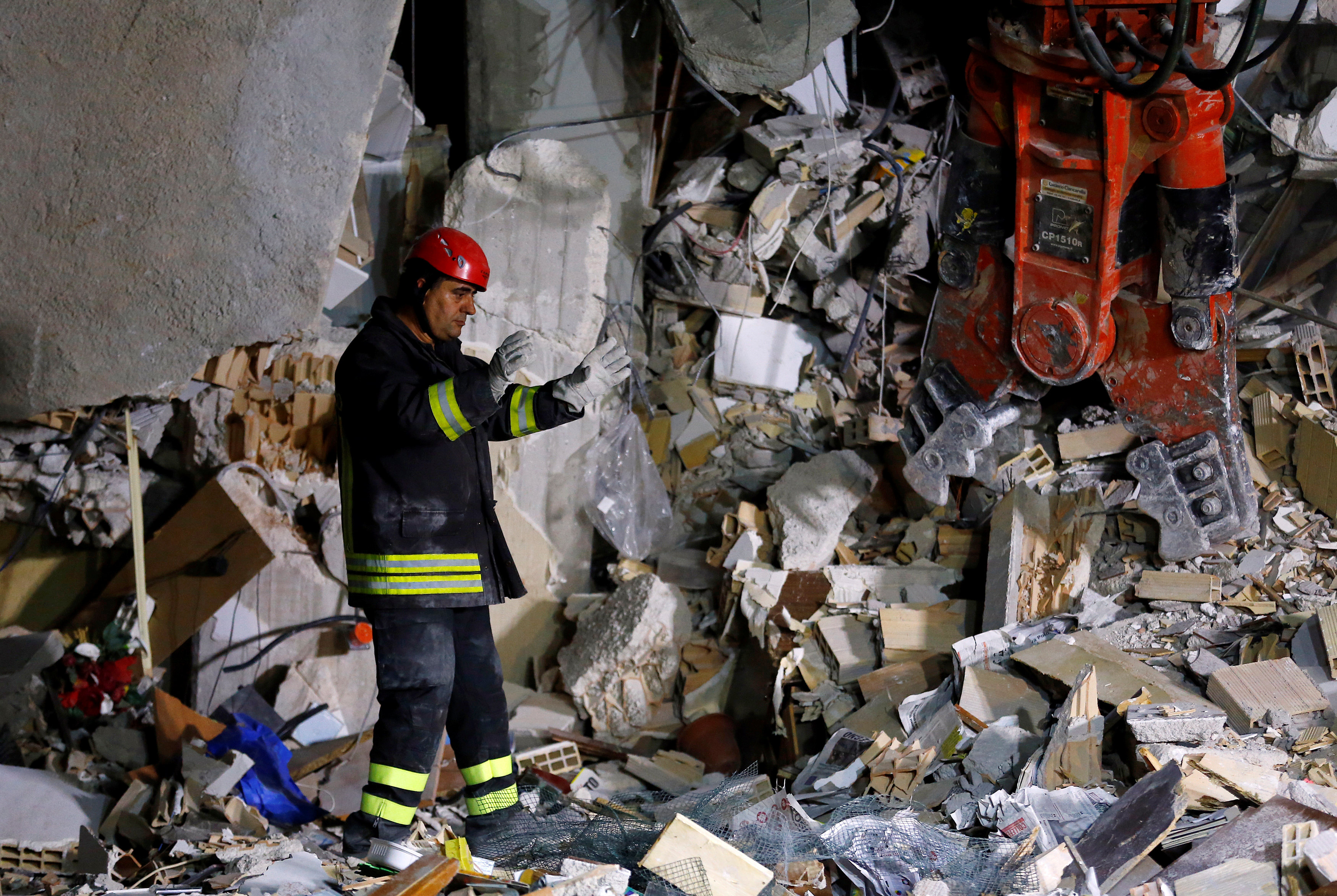 Durante las obras de rescate, los bomberos encontraron otras 270 personas heridas bajo los escombros