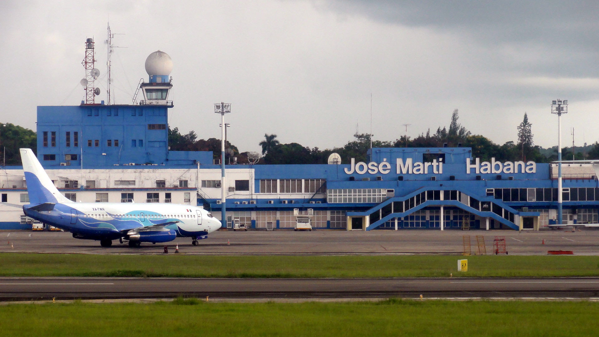 El gobierno de la isla acordó la modernización y operación del mayor aeropuerto del país