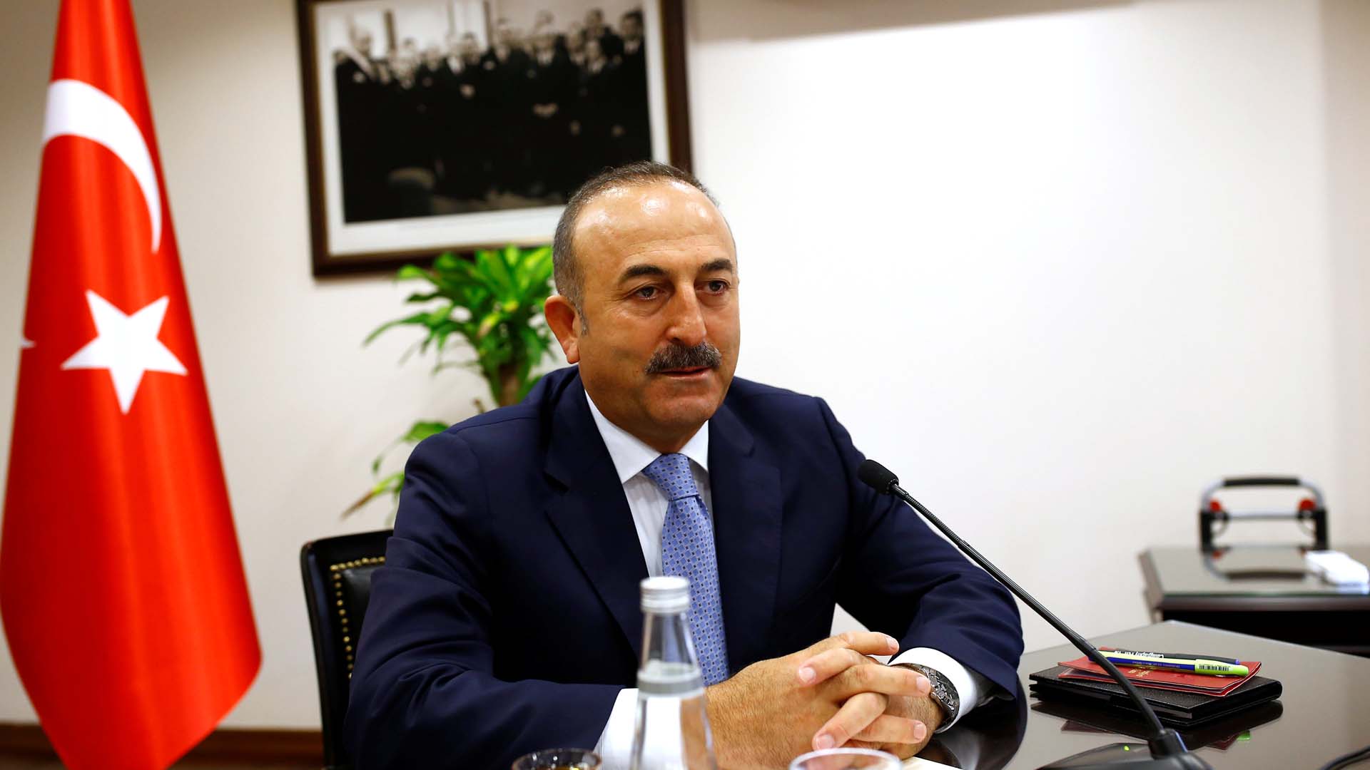 El ministro turco de Relaciones Exteriores, Mevlüt Cavusoglu indico que el motivo de la detención de debe a complicidad tras el golpe de estado