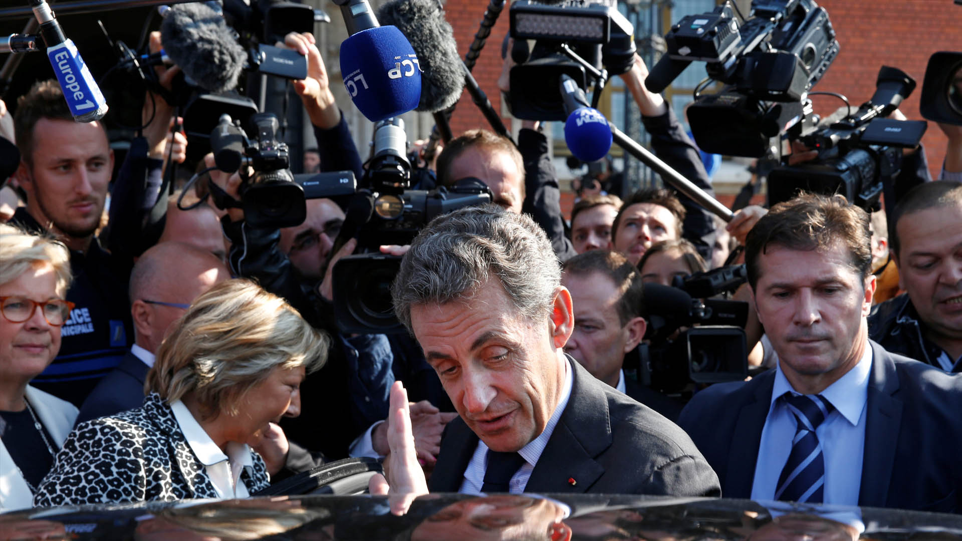 El ex presidente francés enfrentará al ex primer ministro Alain Juppé, en las elecciones del partido Los Republicanos