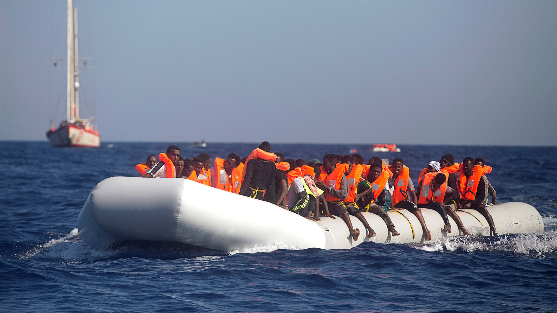 La Guardia Costera de Italia, Malta e Irlanda notificaron que además cinco personas fueron encontradas muertas