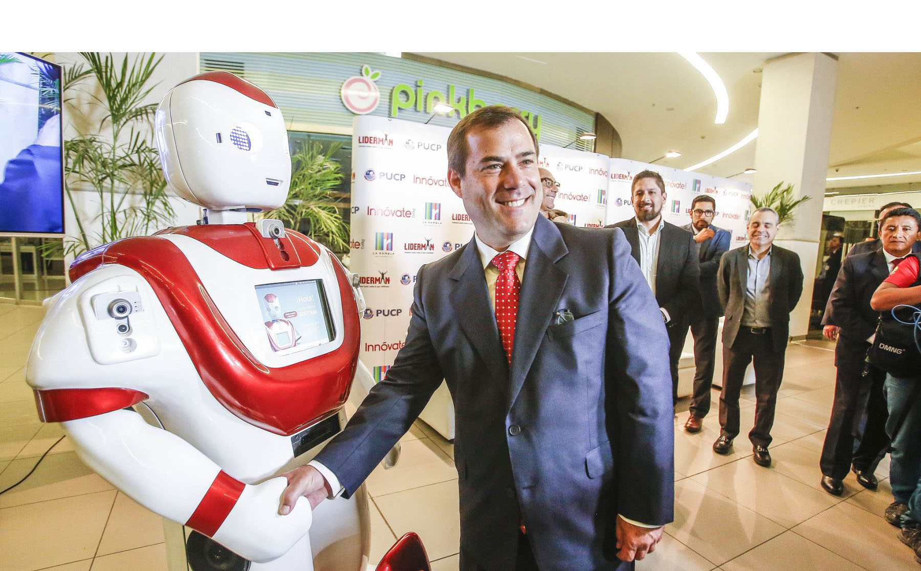 Se trata de un robot que prestará servicios de seguridad y atención a los clientes de un Centro Comercial del país suramericano