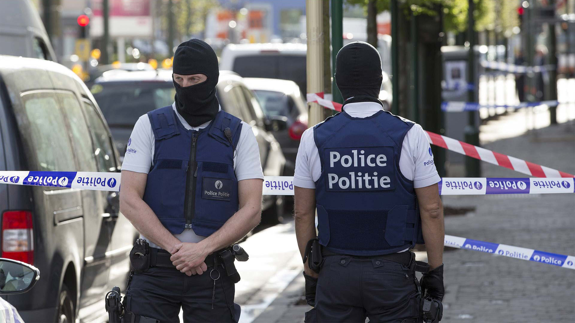 El hecho ocurrió en el barrio de Schaerbeek, al norte de Bruselas, donde un hombre armado atacó a un par de agentes