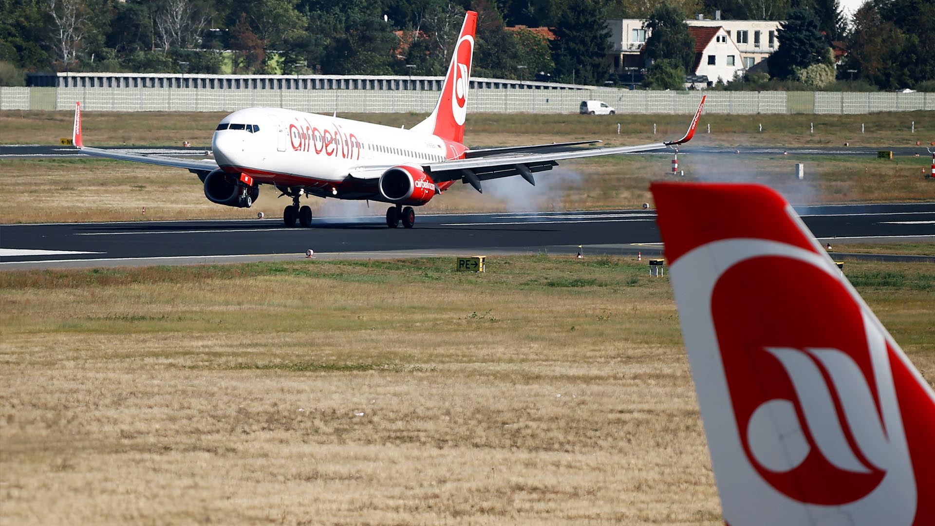 La aerolínea alemana informó que esta negociando colocar a varios empleados en dos compañías para evitar los despidos anunciados