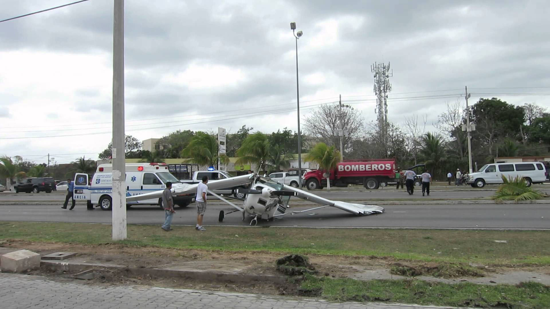 Un vehículo aéreo que trató de aterrizar en una carretera, chocó contra el suelo en Veracruz, México