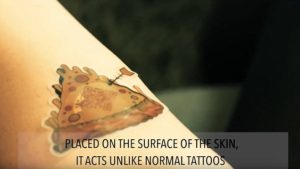 El tatuaje temporal contiene un código QR el cual es escaneado por el smartphone