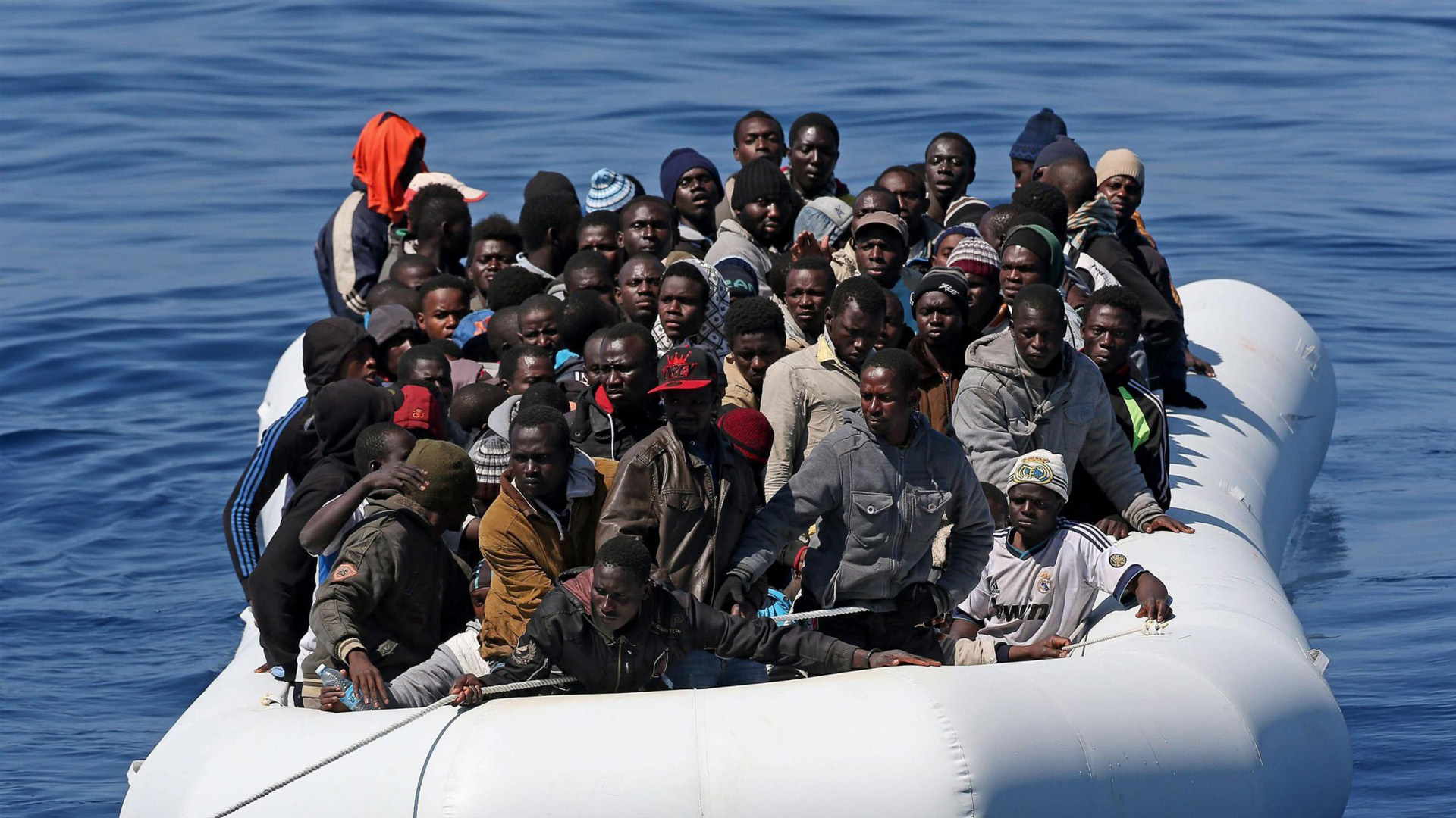 La guardia costera está tratando de localizar una lancha con 97 personas, perdida en el Mediterráneo