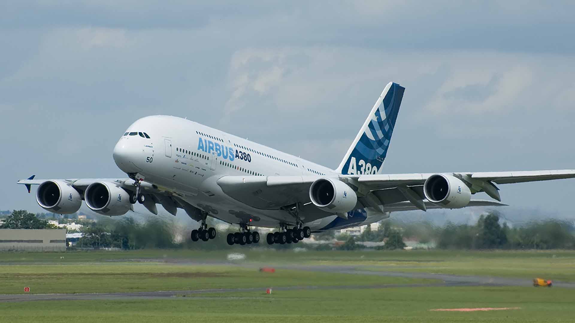 Comapañía Airbus se ve en la obligación de frenar la producción del avión A380, el más grande del mundo