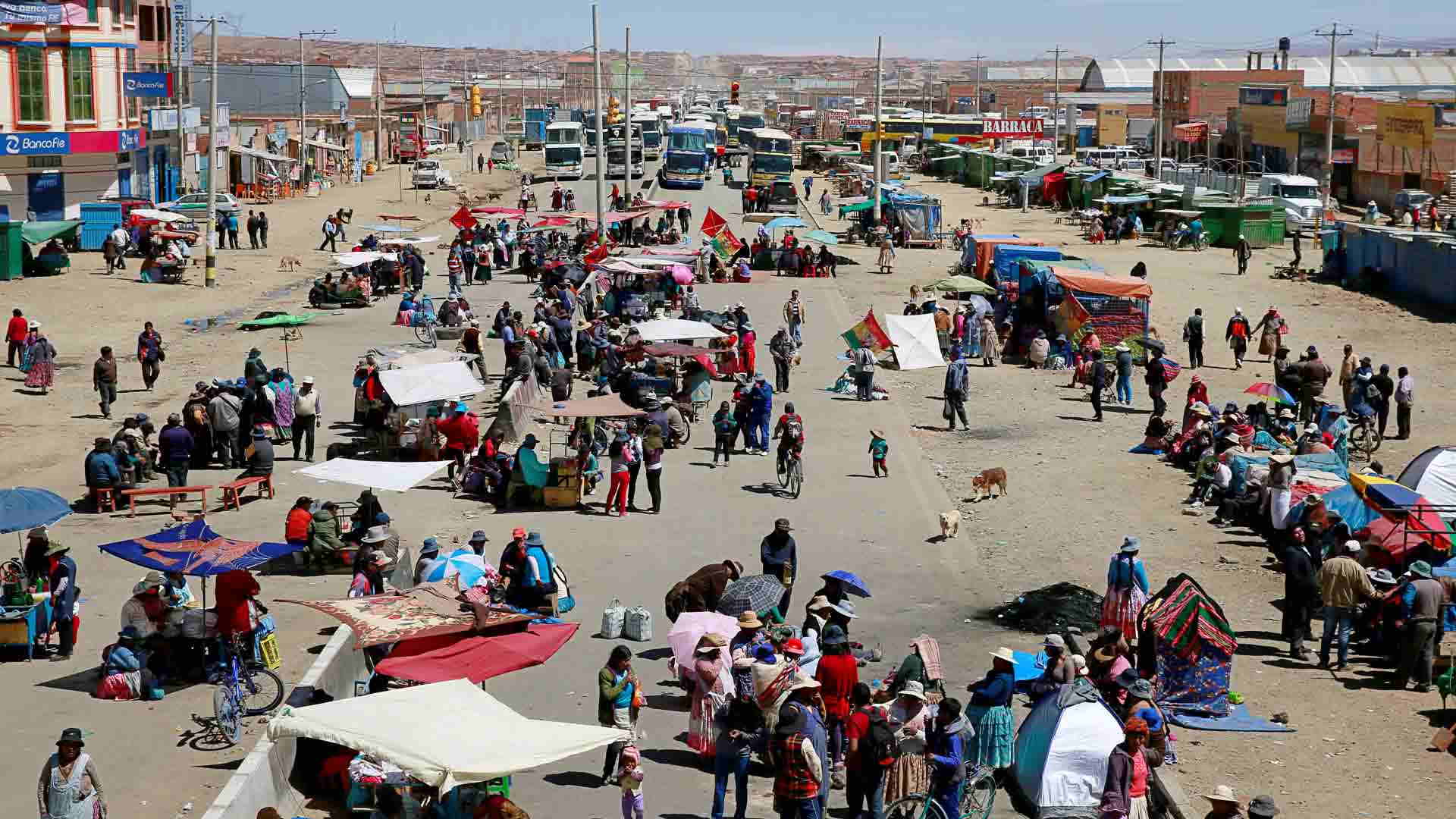 Los habitantes de El Alto, ciudad cercana a La Paz, reclaman a la alcaldesa la realización de varias obras