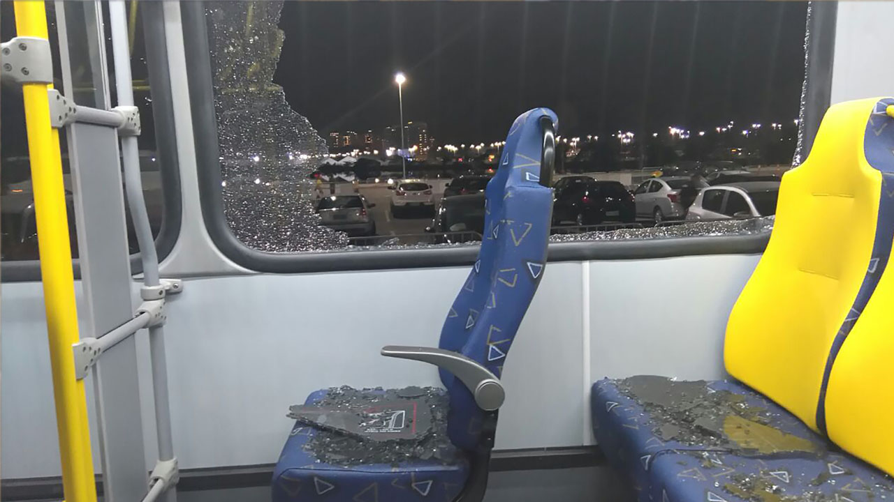 Un grupo de soldados atacó un autobús que se desplazaba por el centro de la localidad