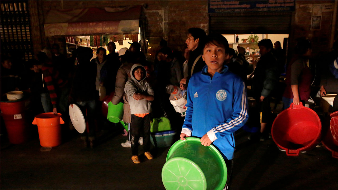Una ola de sequía y varios cortes del suministro del líquido vital, generó que muchas personas salieran a las calles en La Paz y El Alto