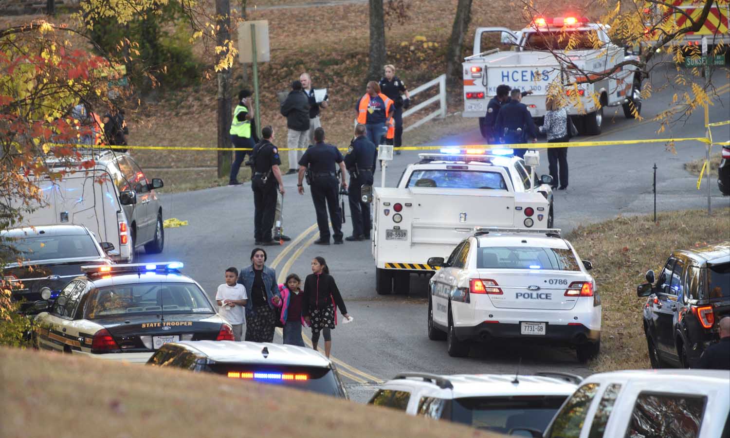 El conductor del autobús que se estrelló contra un árbol en Tennessee está detenido y enfrenta cinco cargos por homicidio imprudente