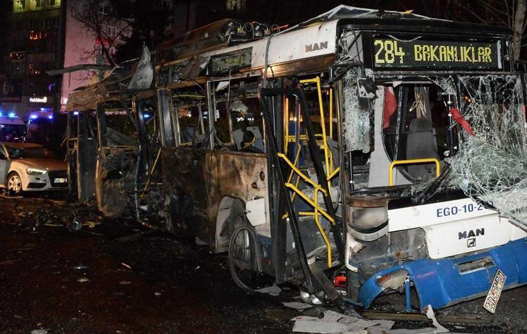 El ataque suicida fue perpetrado con un carro bomba cuya explosión dejó más de 100 heridos