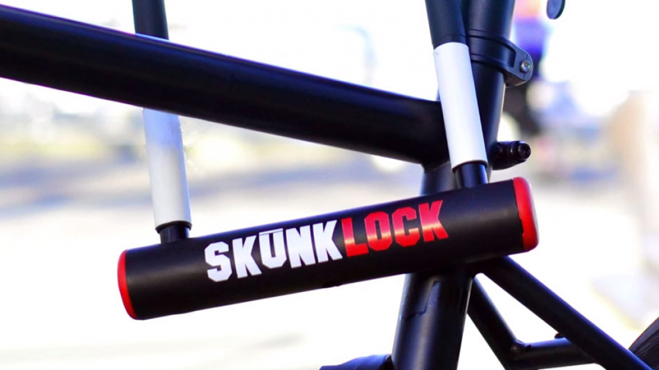 Skunk Lock es un candado antirrobos que cuando intentan cortarlo, libera un olor similar al que expulsan los zorrillos