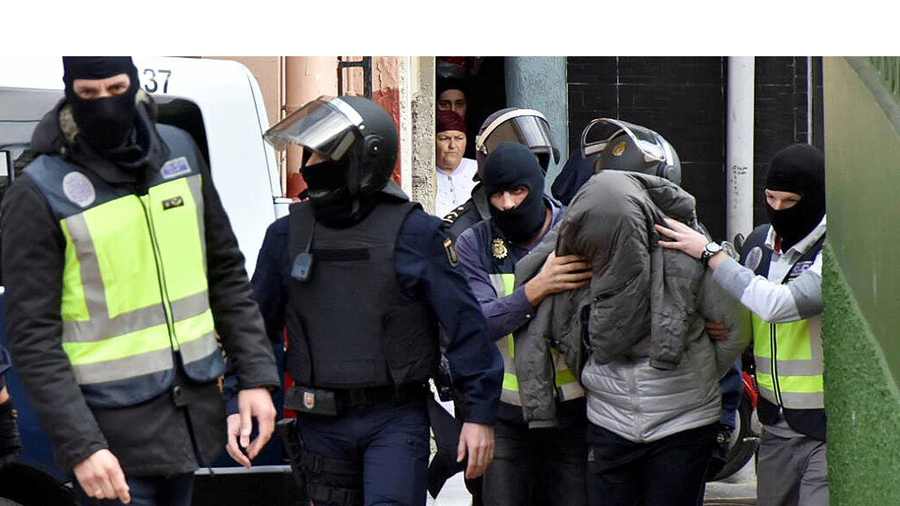 La operación realizada por la Policía española en todo el país dejó 56 hombres detenidos que distribuían fotografías de niños por Internet