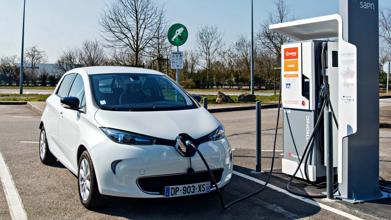 El país europeo otorgará 10 mil euros a los usuarios de vehículos eléctricos en pro de la prevención de la contaminación del aire