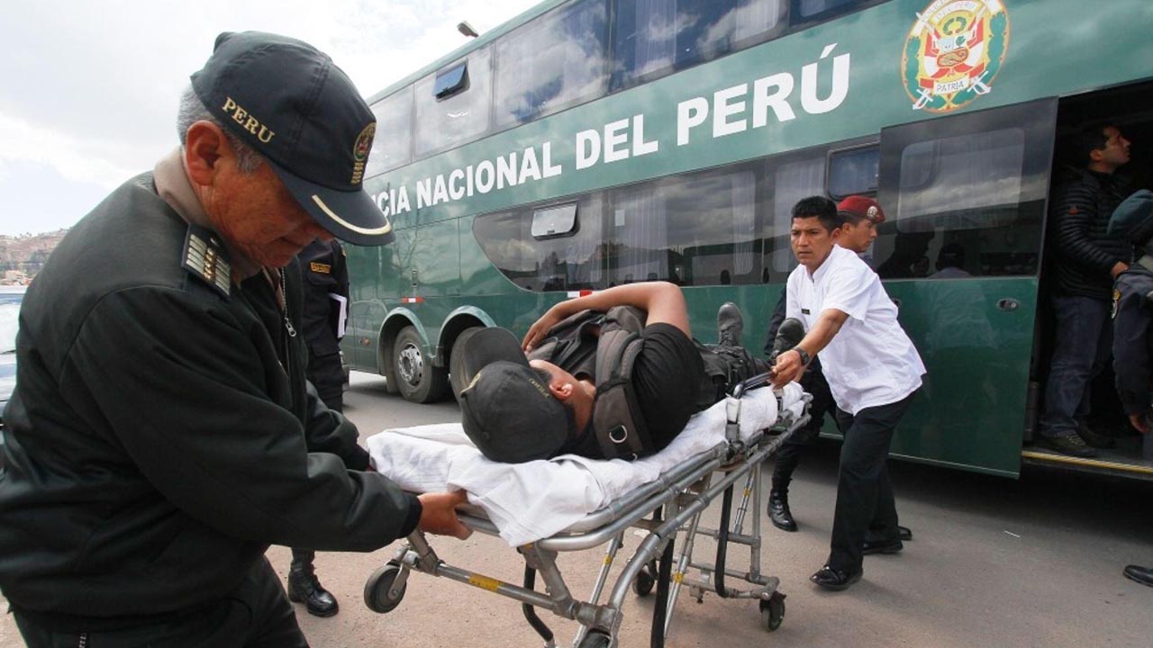 Varios funcionarios policiales murieron y otros 13 quedaron heridos tras la caída de un autobús a un abismo de 700 met
