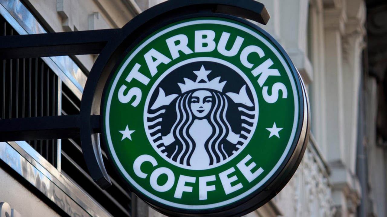 Starbucks le brinda a sus empleados talleres de discriminación