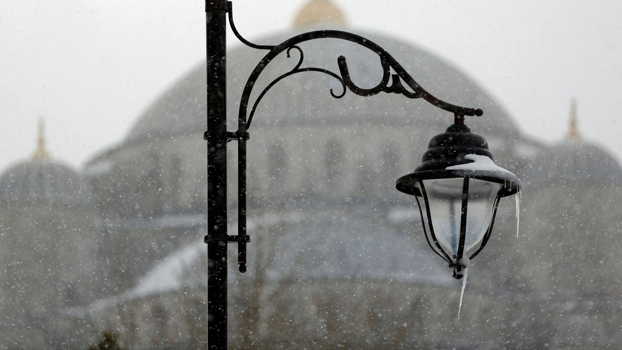Una gran cantidad de rutas del aeropuerto de Atatürk de Estambul fueron suspendidas por las nevadas en la metrópolis turca