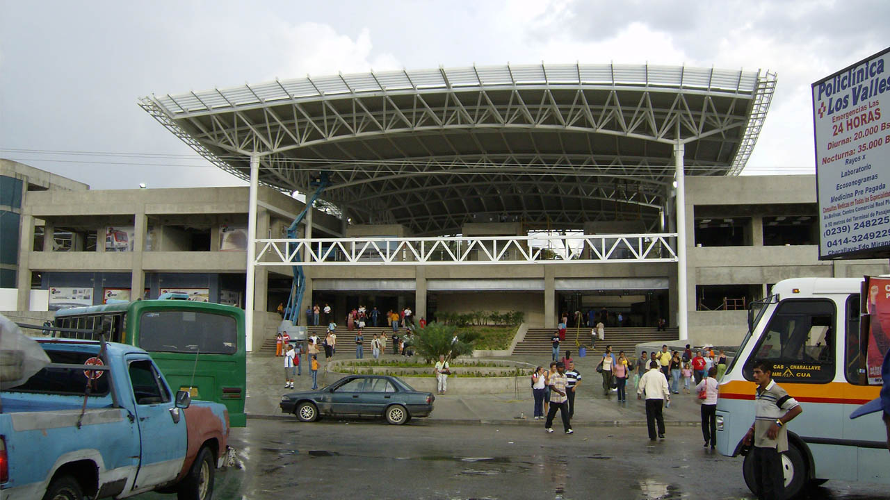 Los transportistas de esta localidad, que sirve de conexión con Caracas, trancaron los accesos en vista del robo de una unidad