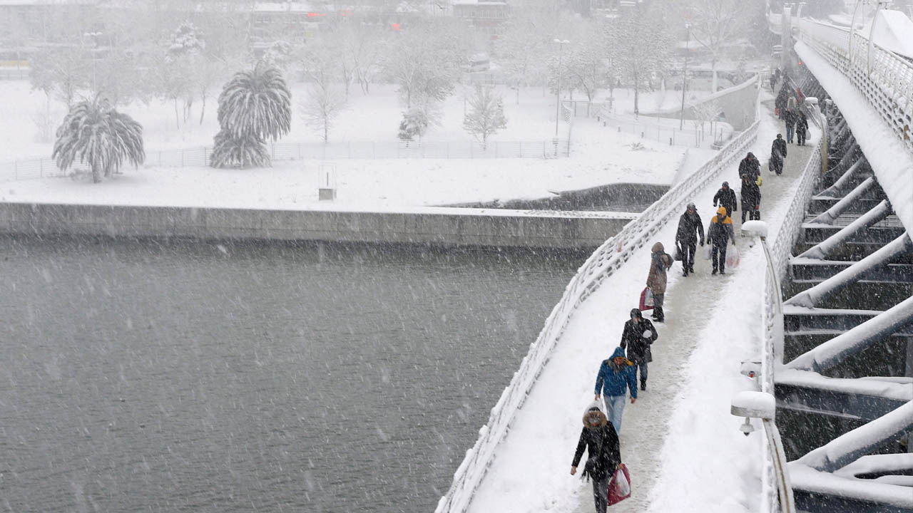 Las fuertes nevadas han causado la cancelación de una gran cantidad de vuelos en el aeropuerto de Atatürk en Turquía