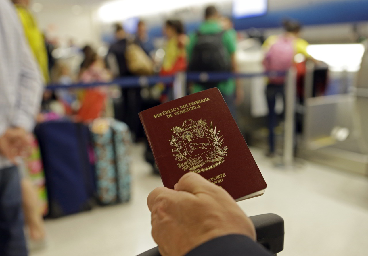Paralelamente se acentúa retraso en emisión de pasaportes en Venezuela