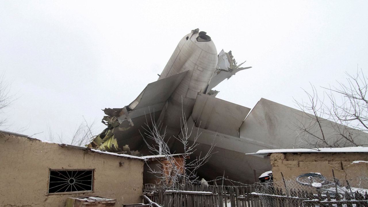Un avión proveniente de Hon Kong se estrelló en una zona residencial de Kirguizistán mientras intentaba aterrizar