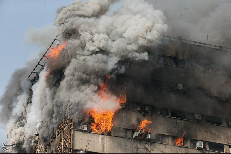 El edificio ubicado en Teherán colapsó debido a las llamas dejando 30 bomberos sin vida y más de 100 personas heridas