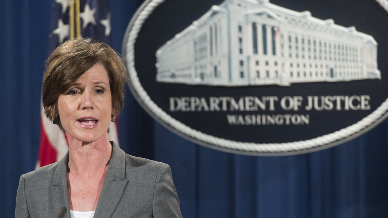 El mandatario destituyó de su cargo a Sally Yates, quien criticó la orden ejecutiva sobre inmigración