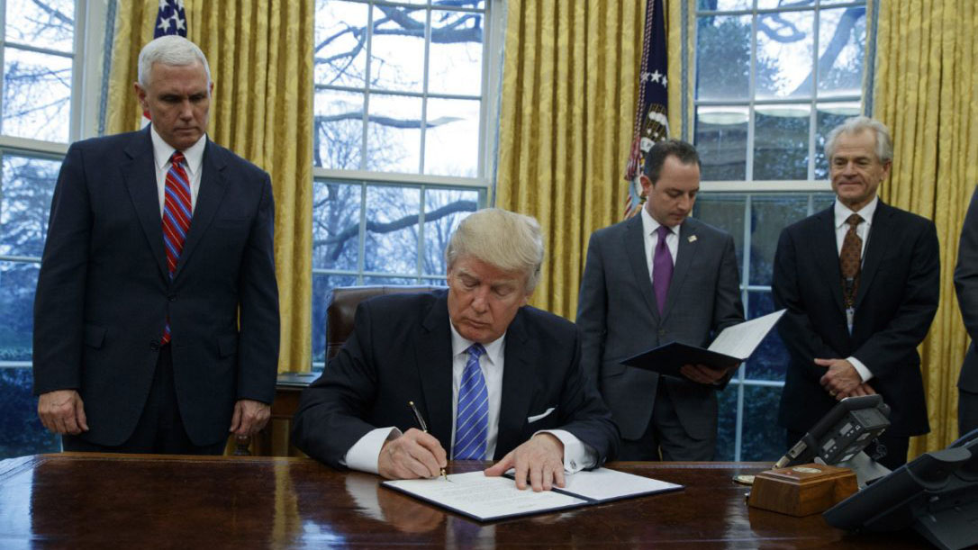 El recién juramentado presidente firmó además otras dos órdenes ejecutivas en su primera jornada desde la Casa Blanca